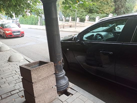 В центре Ростова из-за просевшей плитки накренился столб над тротуаром