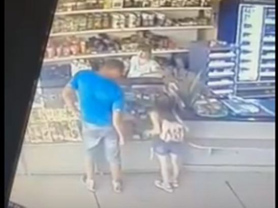 В Шахтах шестилетнюю девочку увел неизвестный мужчина: видео