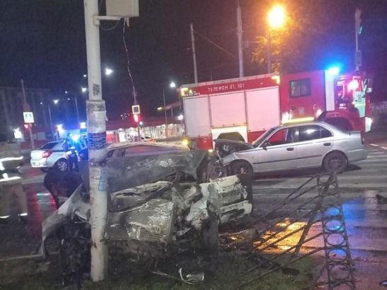 В Таганроге после ДТП сгорела машина