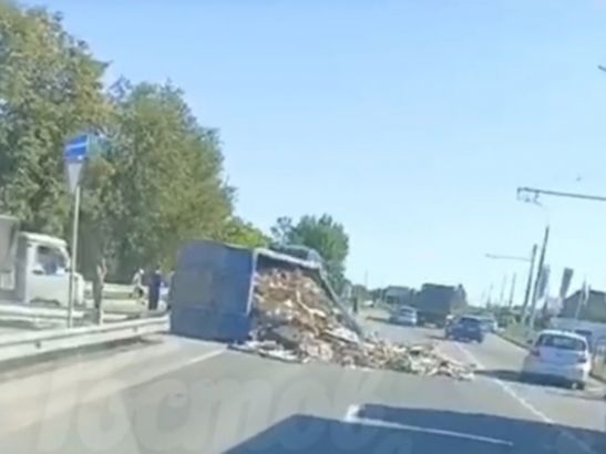На Малиновского в Ростове груженый мусоровоз завалился на бок