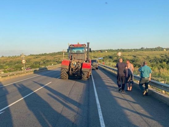 В Ростовской области в ДТП с трактором пострадала семья с ребенком