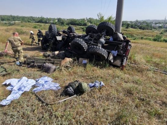 В Ростовской области перевернулся военный грузовик