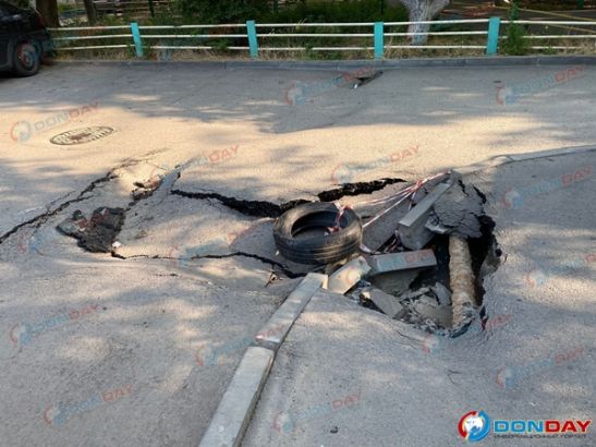 В Ростове возле жилой многоэтажки образовался провал глубиной в полметра