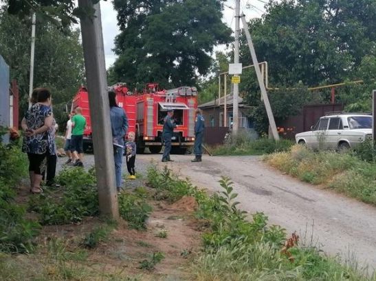 В Шахтах при пожаре в доме на Маяковского пострадала пожилая женщина