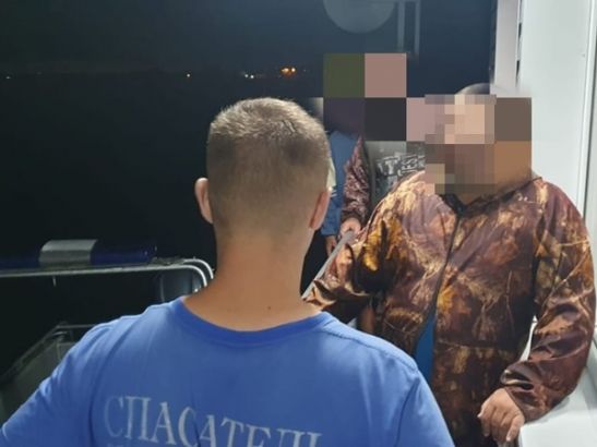 Трое парней застряли на острове посреди реки Дон