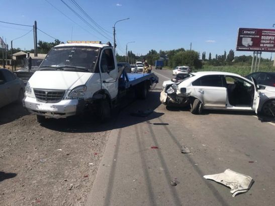 В Новочеркасске водитель эвакуатора спровоцировал тройное ДТП