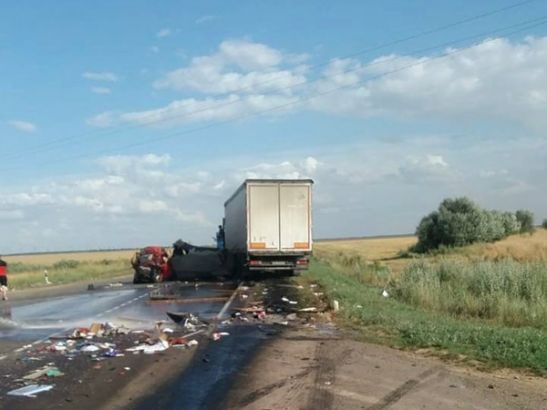 В Ростовской области в ДТП с грузовиком погиб водитель легковушки