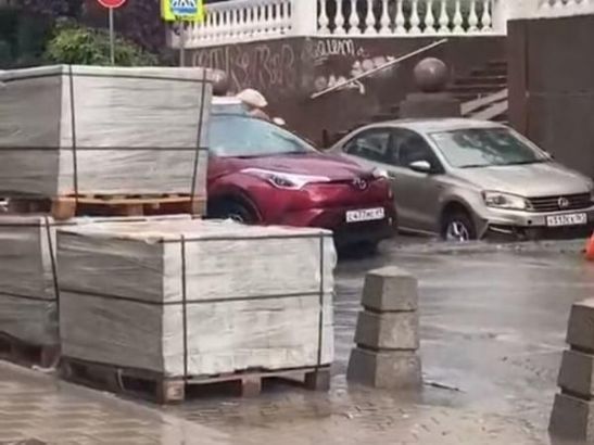В центре Ростова автомобиль застрял в яме посреди Пушкинской