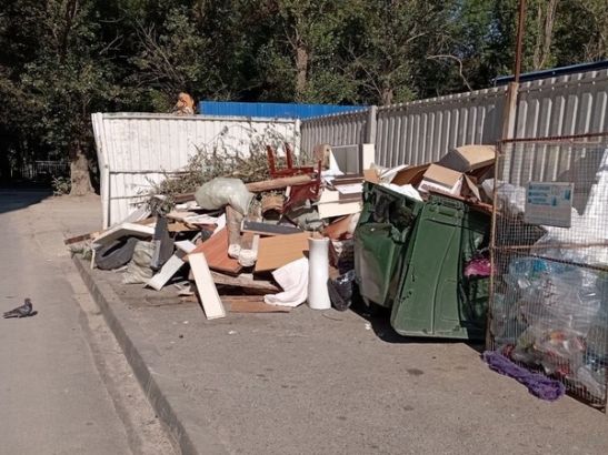 В Ростове во дворе жилого дома на Западном образовалась стихийная свалка