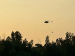 Вертолет Ми-8 привлекли для тушения пожара на складе макулатуры в Аксае