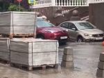 В центре Ростова автомобиль застрял в яме посреди Пушкинской