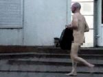 Жители Ростова заметили в центре города мужчину, разгуливающего голым по улице