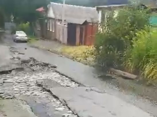 После ливней в Ростове дорогу в Нахичевани размыло до брусчатки XIX века