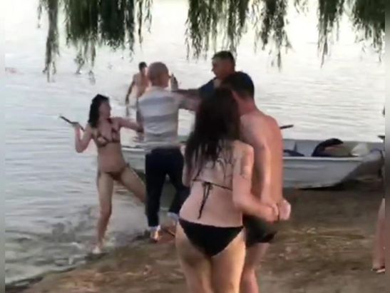 На пляже в Волгодонске девушки избили спасателя, отказавшегося катать их на лодке