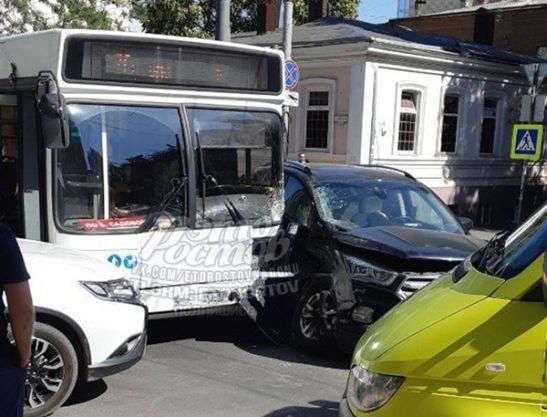 В центре Ростова произошло массовое ДТП с участием автобуса
