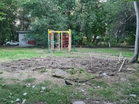 В Ростове детская площадка на Нагибина утопает в грязи