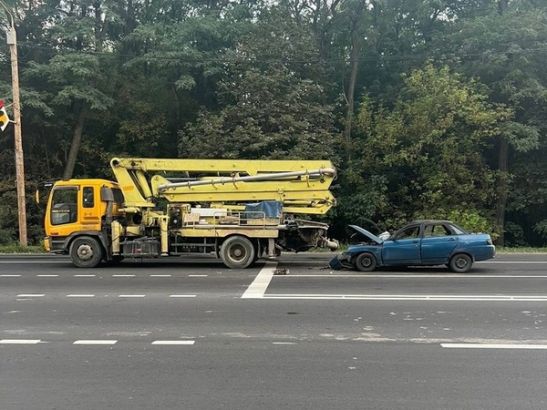 В Ростове в ДТП с грузовиком пострадали два человека