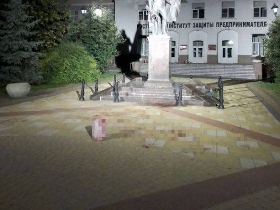 В Ростове мужчина с ножевыми ранениями сливал свою кровь в канистру