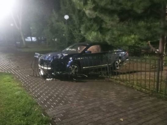 В Таганроге неизвестный водитель врезался в забор, урну и лавочку