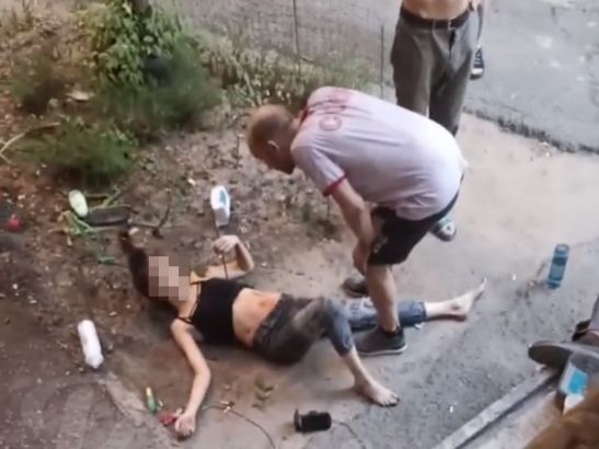 В Ростове на Западном девушка едва не погибла, упав с высоты четвертого этажа