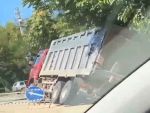 В Ростове на Ставского под грузовиком провалился асфальт