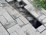 В Ростове на Жукова провалилась тротуарная плитка