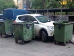 В Ростове в Университетском машину автохама обставили мусорными баками за неправильную парковку