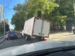 В центре Ростова «ГАЗель» застряла в яме посреди дороги