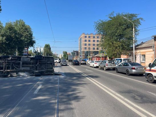 В Ростове Газель опрокинулась на бок после столкновения с кроссовером