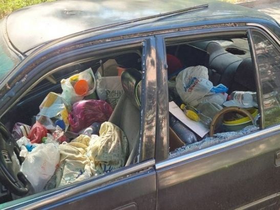 Жители Ростова превратили в мусорный бак брошенное во дворе жилого дома авто