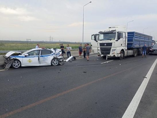 В Ростовской области два сотрудника ГИБДД пострадали в ДТП с зерновозом