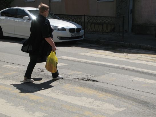 Водителей Ростовской области предупредили об опасности на дорогах из-за аномальной жары