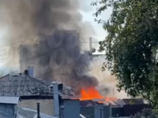 В Ростове пожарные сняли на камеру горящий дом в Нахичевани: видео