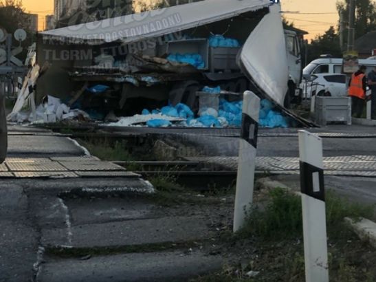 На улице Нансена в Ростове поезд снес грузовик на ж/д переезде