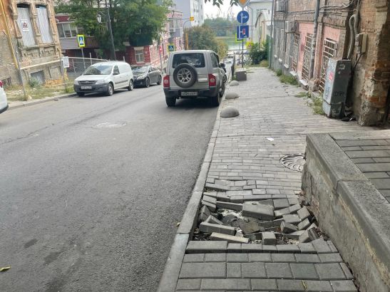 В Ростове в Соборном провалилась тротуарная плитка