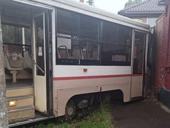 В Ростове на Скачкова трамвай снова врезался в жилой дом
