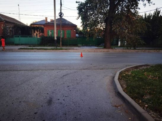 В Батайске бабушка попала под колеса легковушки