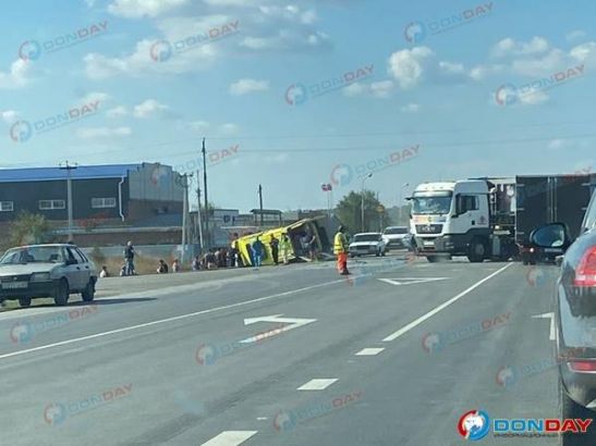 На трассе под Батайском перевернулась машина «скорой»