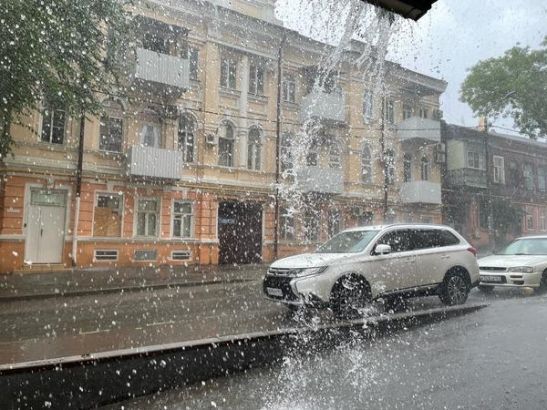 В Ростове коммунальные службы перевели в режим повышенной готовности из-за сильных ливней