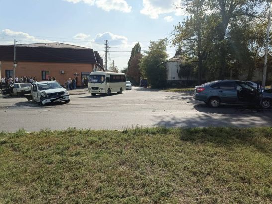 В Шахтах два человека пострадали в тройной аварии