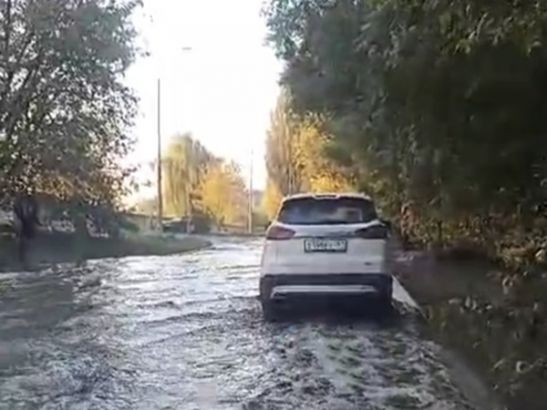 В Ростове улица Оганова второй день подряд уходит под воду