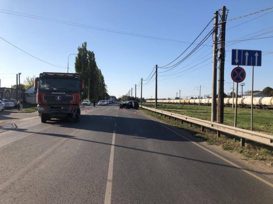 В Азове два человека пострадали в аварии с грузовиком