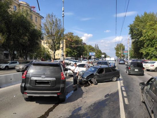 В Ростове на Нагибина образовалась пробка из-за массового ДТП