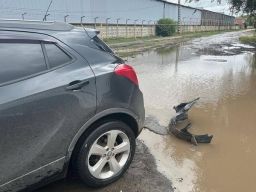 В Батайске женщина разбила свою машину в огромной яме