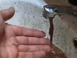 В Ростове из кранов жителей в переулке Узбекском потекла грязная вода