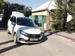 В Ростове в Военведе «Лада» застряла колесом в открытом люке