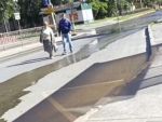 Из-за прорыва трубы на Западном в Ростове улицы заливает водой