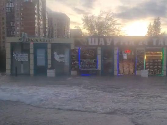 В Ростове улица Орбитальная превратилась в горную реку из-за прорыва водопровода