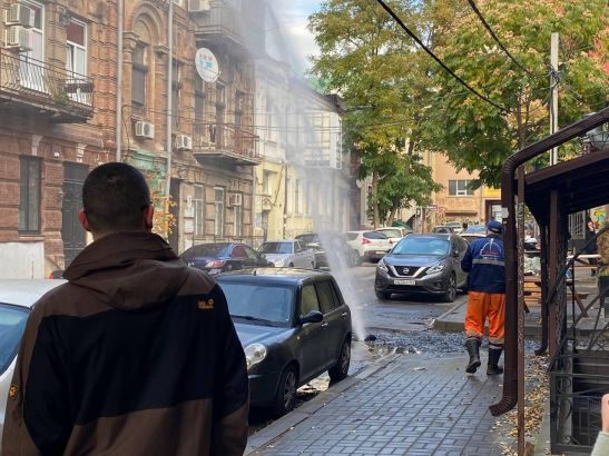 В центре Ростова из-под земли забил коммунальный фонтан