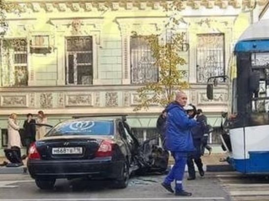 В Ростове на Советской троллейбус врезался в легковушку